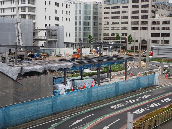 ホームや線路が姿を現している