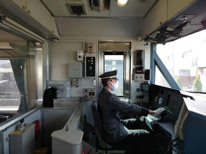 右側から見た運転席