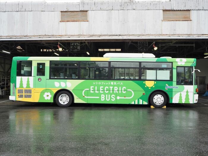 バスの右側面。車内の運転席後ろに見える大型の箱は