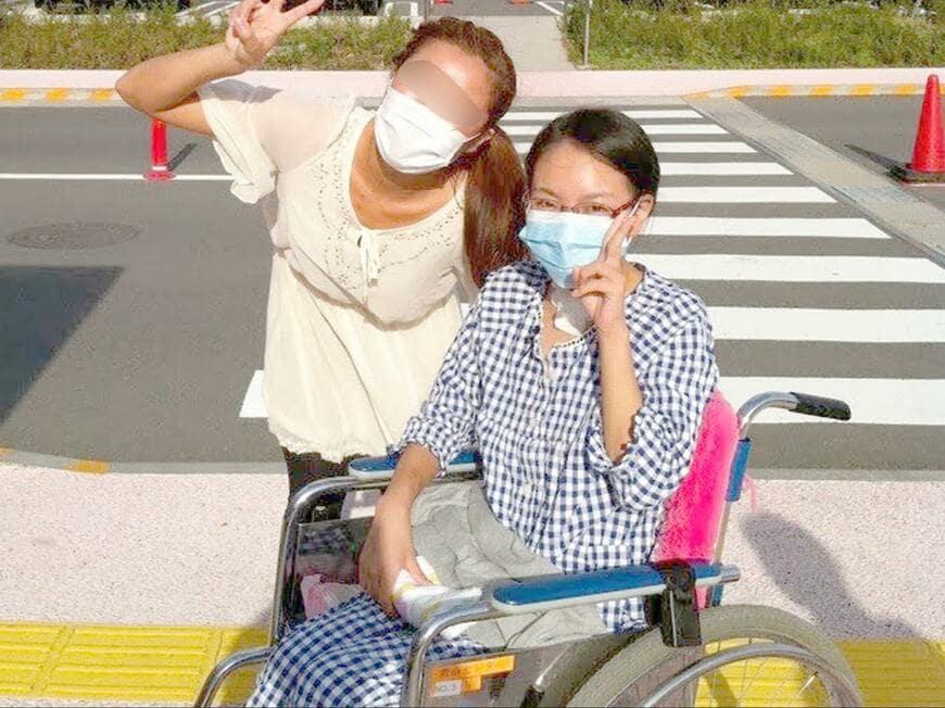 妹の看病に懸命に向き合ったAさんの姉（左）。家族の精神的負荷は大きかったと言う（写真：筆者撮影）