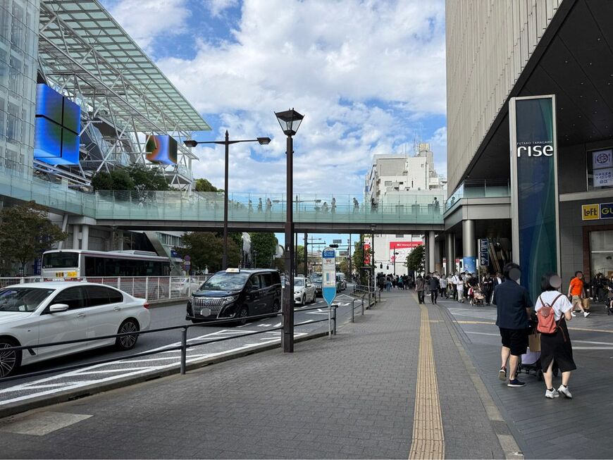 にぎわう連休中の二子玉川駅前