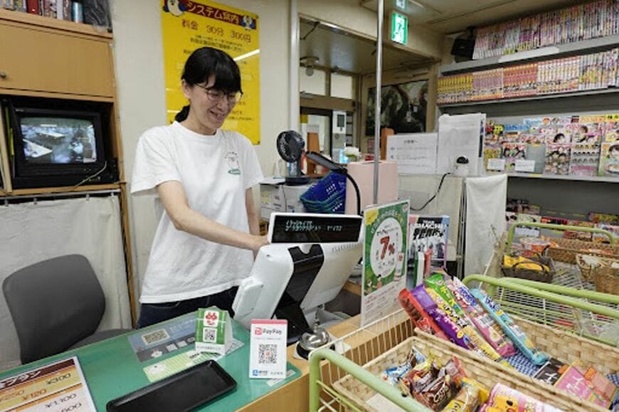 導入したレジでカウンター作業をする三田さん（写真：筆者撮影）