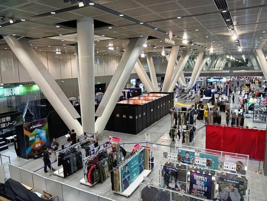 巨大な展示会場。なおこの写真には会場全体の半分も映っていない（著者撮影）