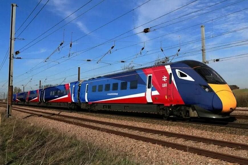 2025年にイギリス政府が発表した「グレート・ブリティッシュ・レイルウェイズ（GBR）」の車両カラーリングのイメージ（写真：Department for Transport）