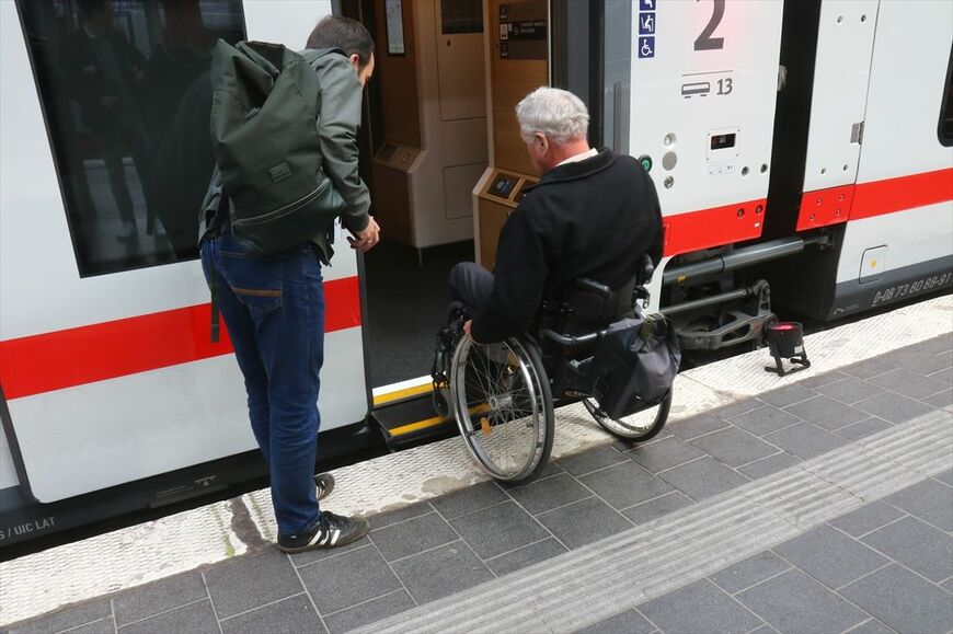 実際に車椅子で乗降のしやすさを確認（撮影：橋爪智之）
