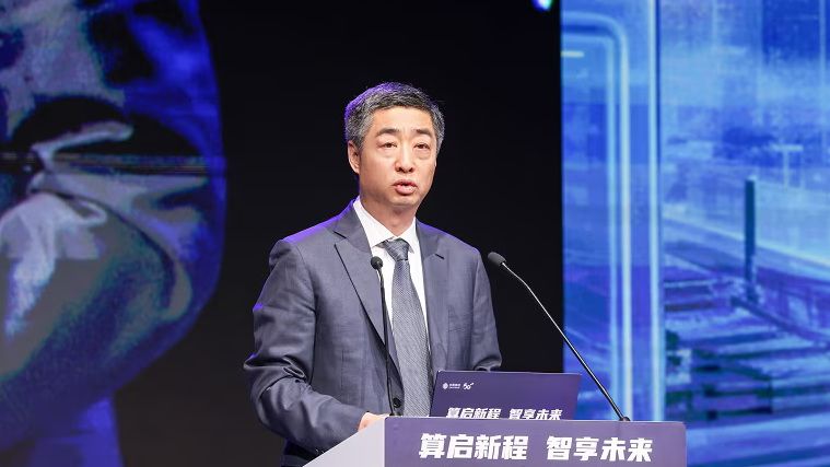 ファーウェイはアメリカ政府の制裁の克服に自信を示す。写真は中国のフォーラムで講演する輪番董事長の胡厚崑氏（同社ウェブサイトより）