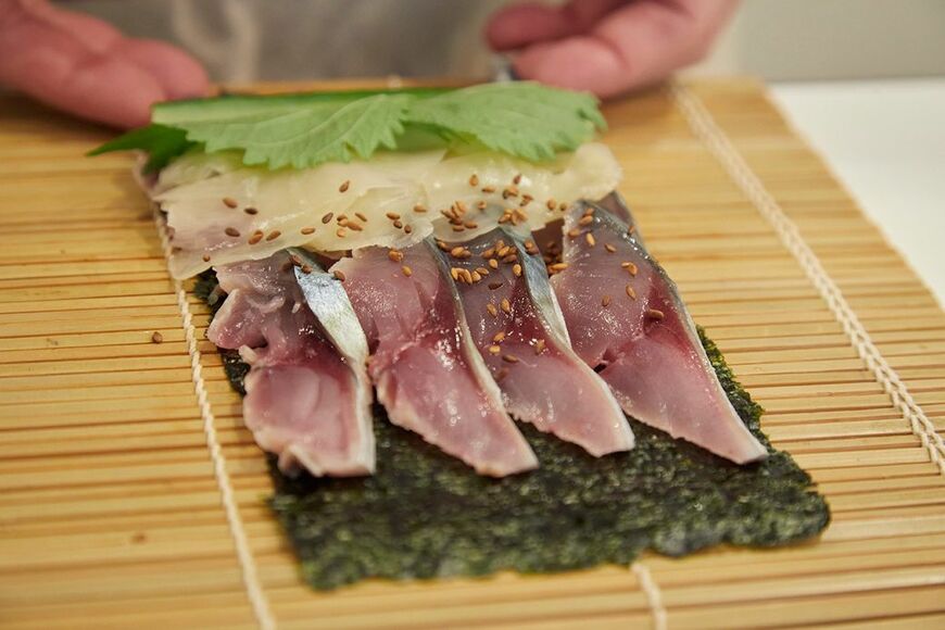 海苔の幅に切ったキュウリ、ガリ（市販）、大葉を置き、