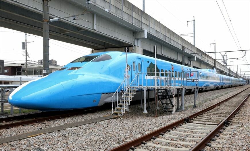 JR西日本の「ワンピース新幹線」第1編成は青い車体の「せとうちブルー号」だ（撮影：尾形文繁）
