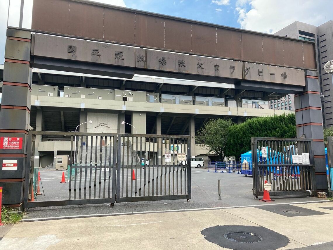 「秩父宮ラグビー場」の西側には高層ビルを建設。日本ラグビーの聖地は、移転して建て替えられる（記者撮影）