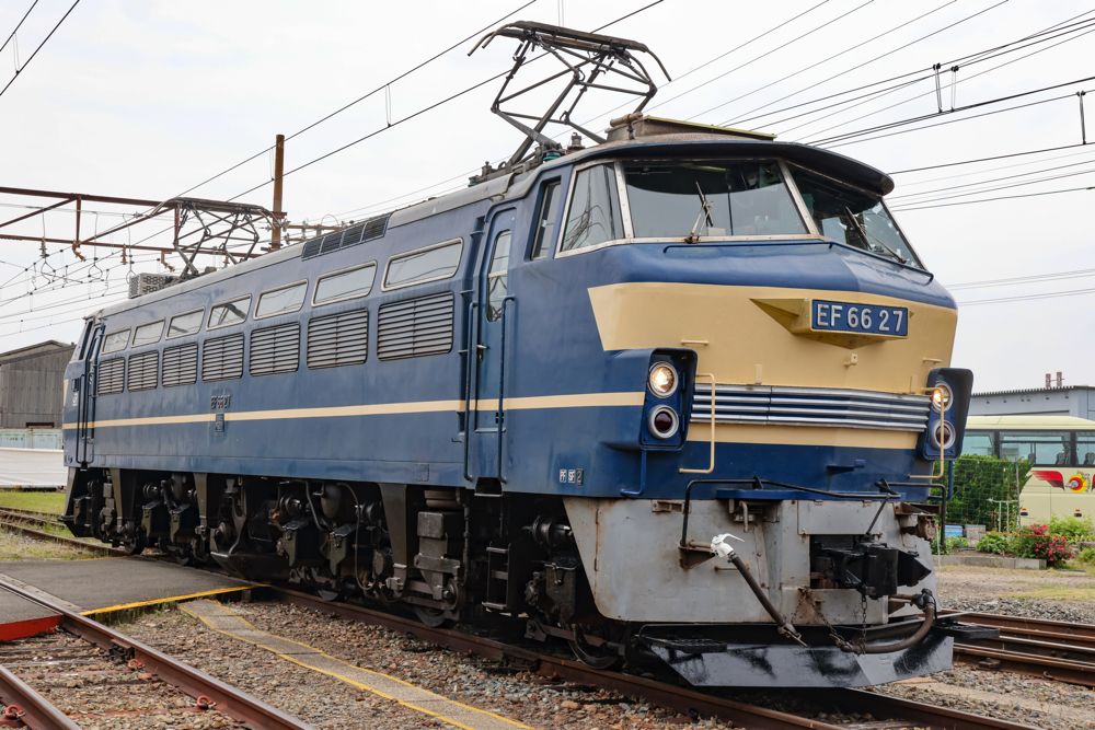 EF66 27も2004年以降の施工車と同じく、車体の裾部に段差があり、銘板が移動している。しかし前面の装飾と、国鉄色の塗り分けが維持されたことで、限りなく原型に近い姿を保っている。写真は5月21・22日の撮影会時のもので2エンド屋根上のクーラーを取り外している（筆者撮影）