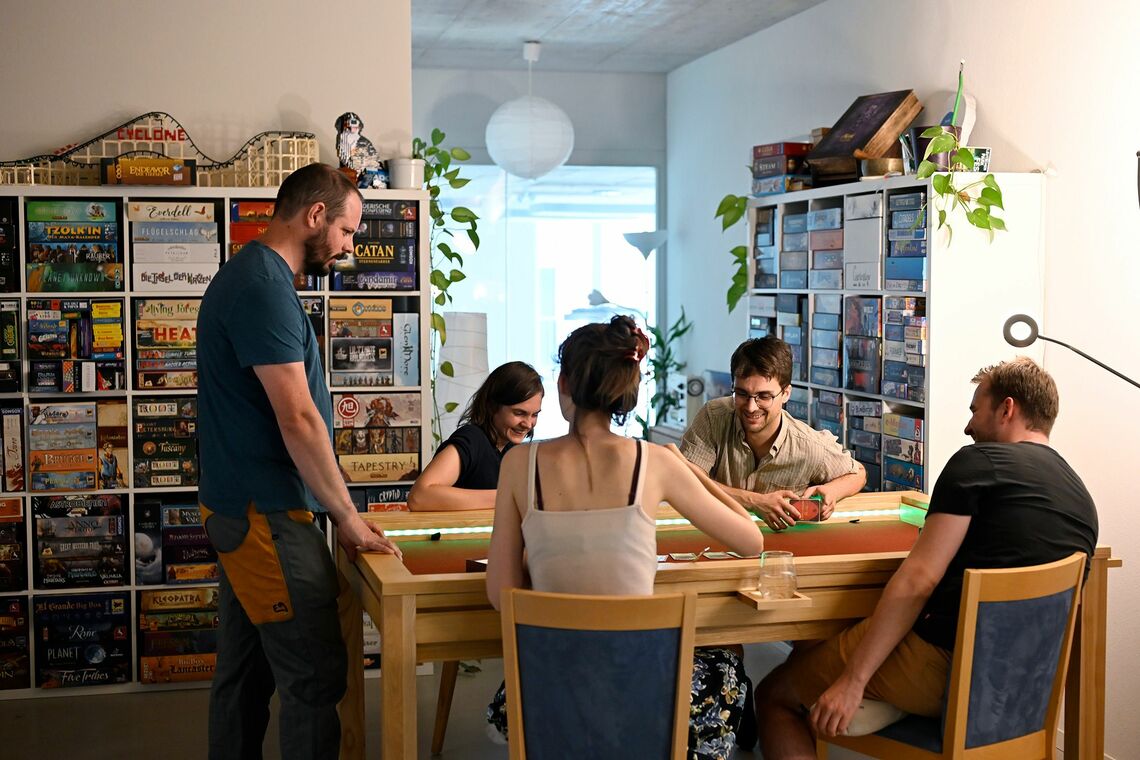 クラスターフラットでボードゲームを楽しむテンペルリさん（左）らPhotographer: Lena Amuat for Bloomberg Businessweek