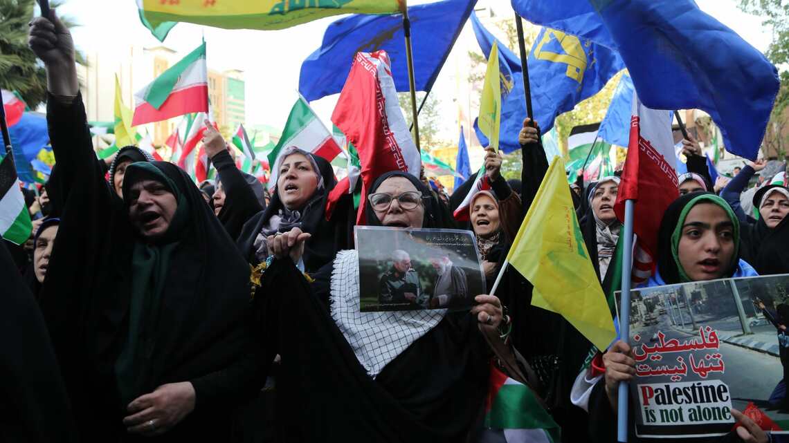 イランの首都テヘランで、イスラエルによる攻撃を支持するデモ隊(写真・ゲッティ=共同)