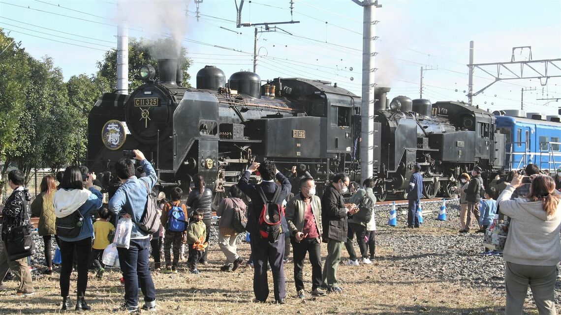 2020年12月に開催した「東武プレミアムファンツアー」の様子。参加者たちはSLの重連運転を楽しんだ（筆者撮影）