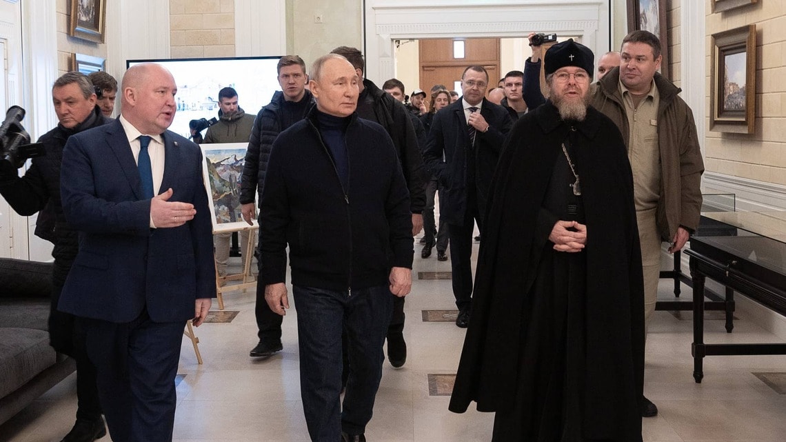 2023年3月18日、ロシアが支配しているクリミアを訪問したプーチン大統領(中)(写真・SPUTNIK/時事通信フォト)