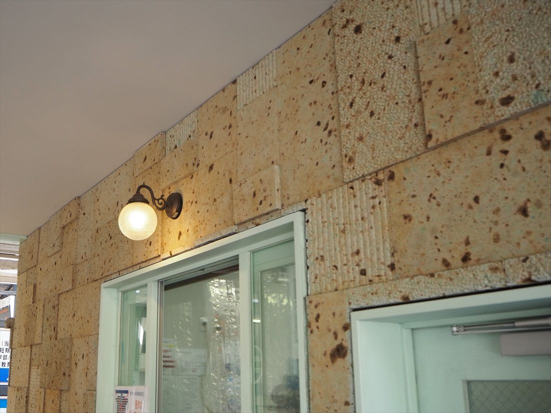 駅事務室付近の大谷石の壁（記者撮影）