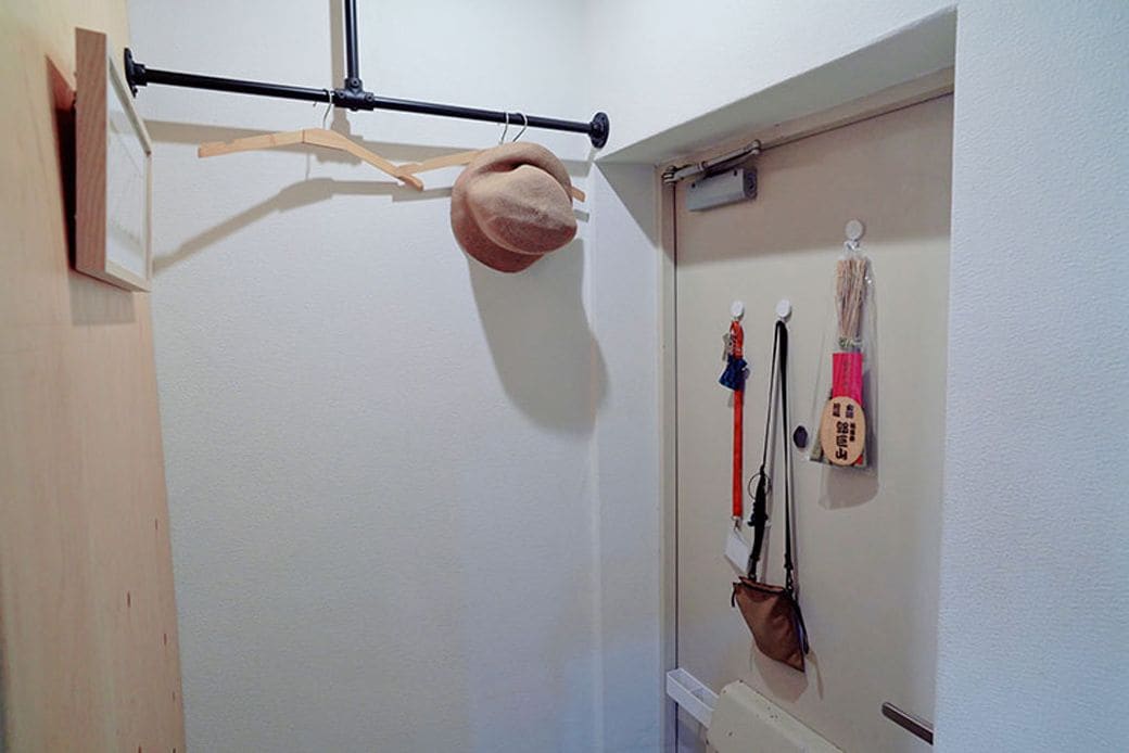 自宅でも便利だった「アウター掛け用のバー」を玄関に設置（写真撮影／福永尚史）