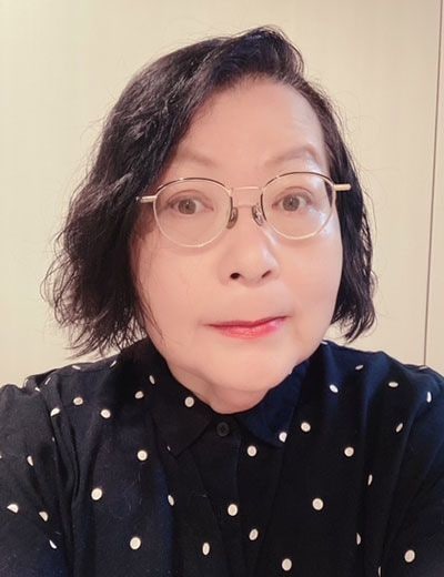 森万喜子（もり・まきこ）青森県教育改革有識者会議副議長、文部科学省CSマイスター、元北海道公立中学校長校長在任中に、シンプルに本質を問う学校改善に取り組む。前例踏襲や同調圧力を嫌い、「ブルドーザーマキコ」というニックネームで呼ばれる。雑誌、新聞等に執筆活動、全国で講演活動や、地方教育行政へアドバイザーとしても活動を行っている。著書に『「子どもが主語」の学校へようこそ！』（教育開発研究所）。北海道小樽市在住（写真：本人提供）