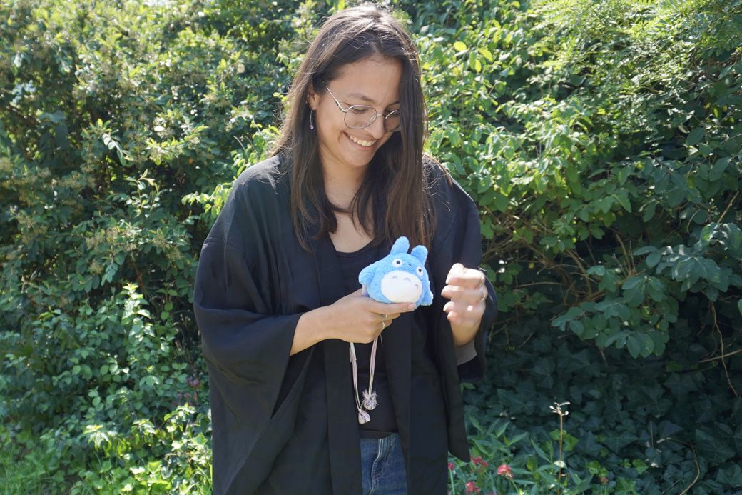 トトロのぬいぐるみを持つエミリーさん