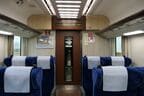 客室の車端部やドアは木目調のデザイン