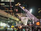 クレーンは資材運搬用。架道橋の移動はジャッキで行う