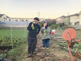 鴨志田純さん（写真左）の畑を訪問。土から抜きたてのかぶを洗ってガブリ（撮影：保田さえ子氏）