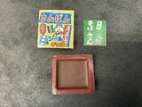 のれんや看板のシールがおまけに付いた「かんばんシールチョコ」（筆者撮影）