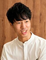 笹沼颯太（ささぬま・そうた）Yondemy代表取締役東京大学経済学部在学中の2020年にYondemyを設立、子どもが読書にハマるオンライン習い事「ヨンデミー」の提供を開始。AIのヨンデミー先生が1人ひとりの好みとレベルに合わせてお薦めしてくれる本は、全国の図書館の在庫情報とリンクしており、近くの図書館で借りることができる。2024年5月に書籍『東大発！1万人の子どもが変わった ハマるおうち読書』を発売（写真：梅谷秀司撮影）