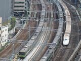 東海道新幹線や東海道線と並んで走る山手線。東京都心の大動脈だ（記者撮影）