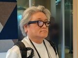 スマートグラス型のプロトタイプを体験する筆者。右目に四角く見えているのはディスプレイ部（筆者撮影）