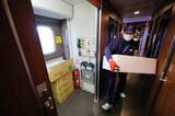 荷物は業務用室に搭載され施錠管理されるので食品でも安全性が保たれている（筆者撮影）