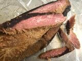薄く切って、島らっきょうと合わせて食べるとおいしい（筆者撮影）