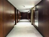研修などを行うホール会場へ続く廊下のシックな木の壁は、当時のままだそうだ（筆者撮影）