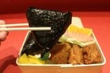 サイズの大きいむすびでお腹もすぐに膨れる（筆者撮影）