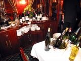 南ア産高級ワインがずらりと並んだディナータイムの食堂車内（筆者撮影）