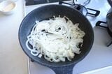 フライパンに投入したたまねぎ
