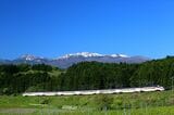 残雪と新緑の吾妻小富士を見て峠に挑む。庭坂付近（撮影：南正時）