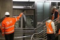 米ニューヨークで列車が脱線､100人超負傷 朝のラッシュ時､車止めに衝突