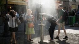 連日38度超のパリ猛暑､フランス人が本気で実践する｢濡れパジャマ｣｢濡れ靴下｣の驚くべきローテク生存ハック