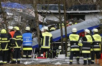 ドイツ南部で列車が正面衝突､8人死亡