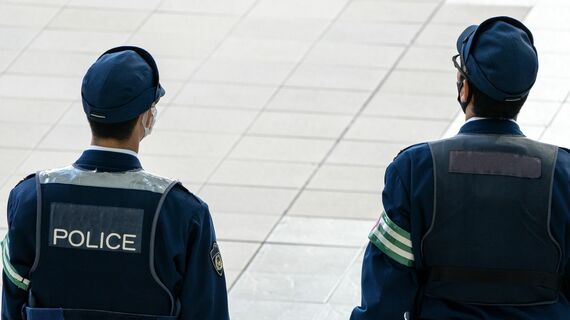 警察官の後ろ姿