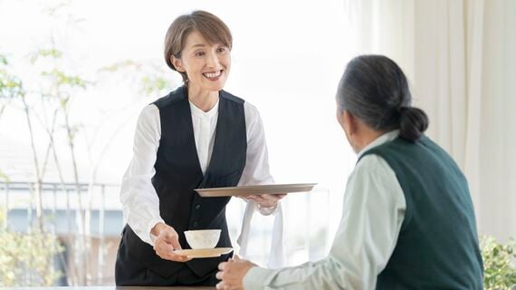 働くシニア女性