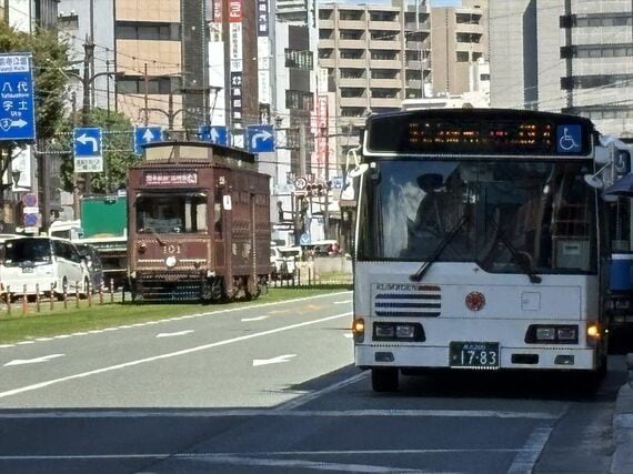 熊本市内はバスや市電が重要な役割を担っている(筆者撮影)
