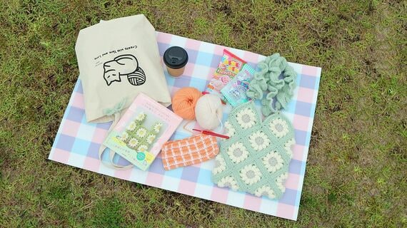 公園でピクニック気分の編み会