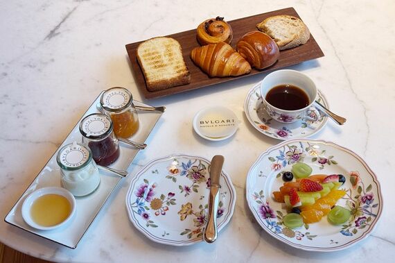 ベーカリーバスケットと季節のフルーツ