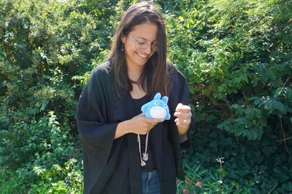 トトロのぬいぐるみを持つエミリーさん