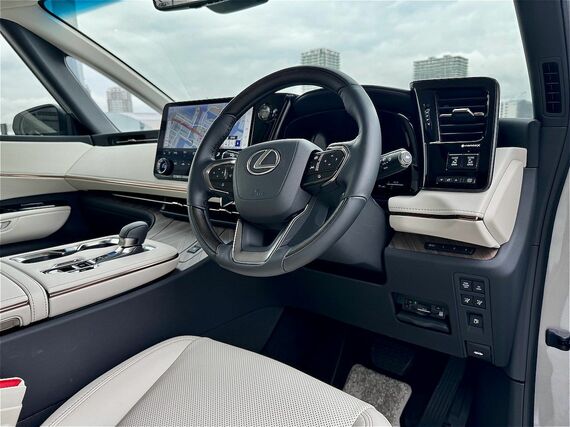 ほかのレクサス車同様シンプルで機能的にデザインされたコクピット