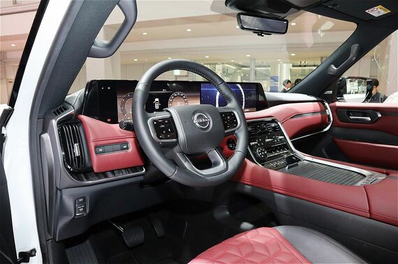 新型パトロールのインテリア