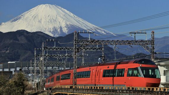 富士山を背に走るロマンスカー