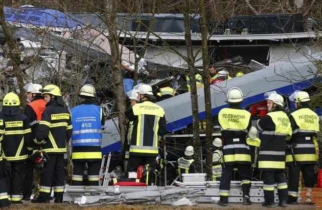 ドイツ南部で列車が正面衝突､8人死亡