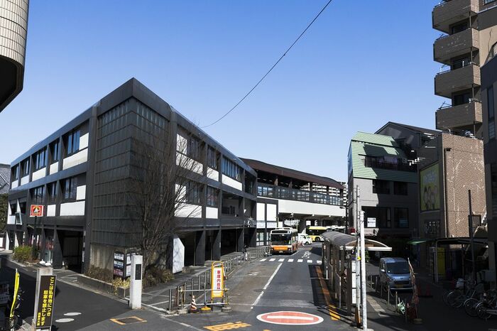 大師前駅の外観。右手奥にはバスターミナル